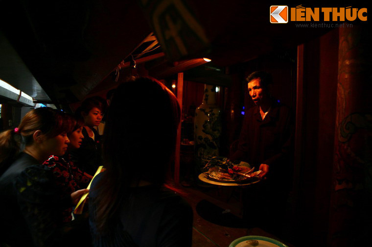 Hậu cung của đền là nơi đặt bài vị Đức Quốc Mẫu tức bà Đinh Thị Điên, mẹ Thánh Tản Viên, dân gian còn gọi là bà Đen được thờ trong cùng. Tiếp theo là 3 bài vị của Tam vị Đức Thánh Tản (gồm Thánh Tản Viên và hai người em con chú là Cao Sơn, Quý Minh).