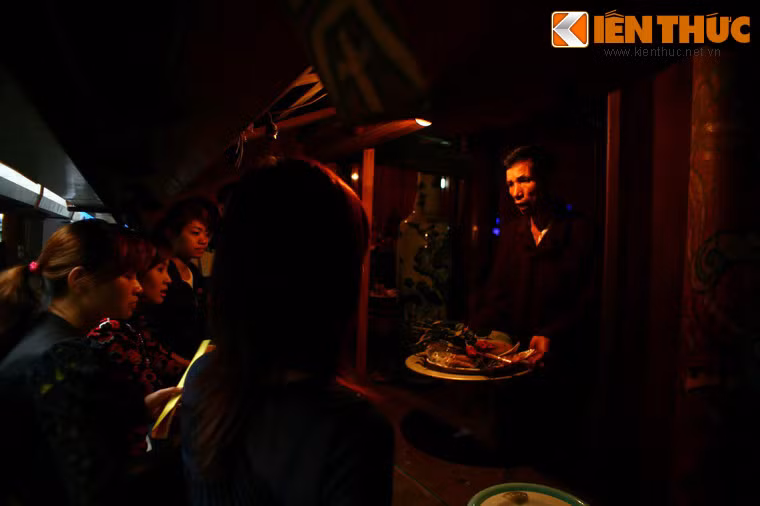 Hậu cung của đền là nơi đặt bài vị Đức Quốc Mẫu tức bà Đinh Thị Điên, mẹ Thánh Tản Viên, dân gian còn gọi là bà Đen được thờ trong cùng. Tiếp theo là 3 bài vị của Tam vị Đức Thánh Tản (gồm Thánh Tản Viên và hai người em con chú là Cao Sơn, Quý Minh).