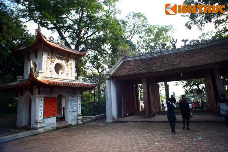 Bên cạnh nghi môn là hai bên gác chuông và gác trống. Nó được xây dựng tương tự nhau với kiểu chồng diêm 8 mái phỏng theo gác trống, gác chuông chùa Thầy và có dáng dấp của Khuê Văn Các trong Quốc Tử Giám.