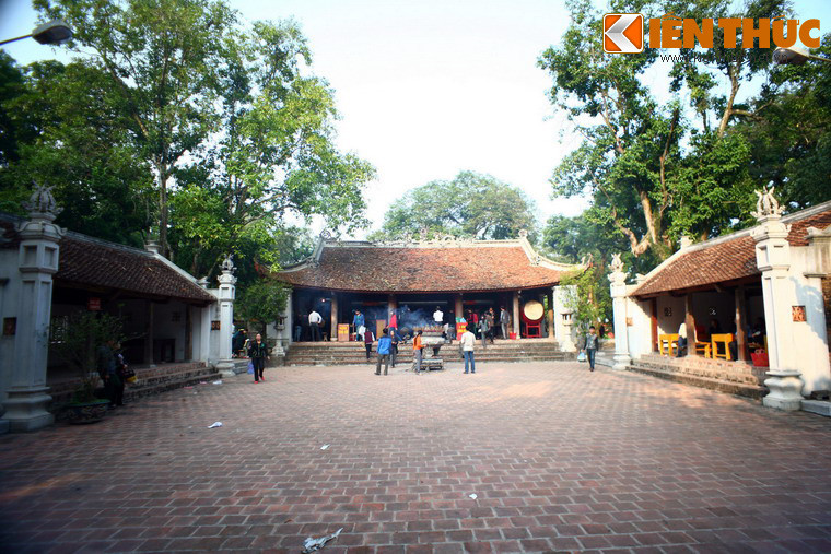 Nối tiếp gác chuông và gác trống là dãy nhà dành cho khách nghỉ chân hoặc sửa soạn đồ lễ. Đi tiếp đến là khu đền chính gồm nhà tiền tế và hậu cung.