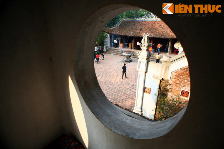 Theo văn bia, đền đã có từ thời Việt Nam đang thuộc ách đô hộ của nhà Đường. Công trình đã trải qua nhiều lần trùng tu, tôn tạo, trong đó có lần trùng tu lớn vào năm 1884. Sự mở rộng quy mô của đền gắn với sự thành lập và phát triển của tỉnh Sơn Tây thời Pháp thuộc.