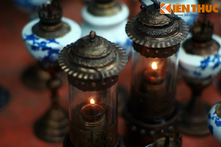 Từ nửa cuối thập niên 1990, với sự hoàn thiện của mạng lưới điện cũng như sự xuất hiện của nhiều loại thiết bị chiếu sáng dự phòng, những chiếc đèn dầu dần biến mất khỏi các gia đình, đặc biệt là tại những thành phố lớn.