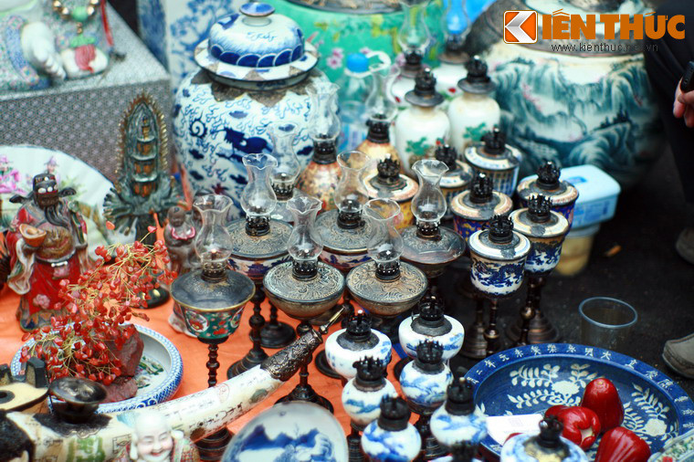 Một thời gian sau đó, hãng dầu Shell của Mỹ mang dầu hỏa sang bán ở Việt Nam. Thế nhưng, do thói quen dùng dầu lạc, nến để thắp sáng của dân ta nên dầu hoả của hãng này không bán chạy…