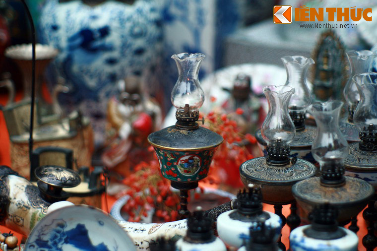 Đèn dầu cổ kiểu Trung Quốc có khá nhiều, đa dạng về kiều dáng, mẫu mã, một số chiếc có tuổi đời trên dưới 100 năm. "Khi rời khỏi Việt Nam cách đây nhiều thập niên, những người Hoa đã bán đi nhiều đèn dầu cổ với giá rất rẻ mạt" - nhà sưu tầm Nguyễn Ngọc Anh, trú tại số 30 phố Hàng Rươi, Hà Nội, cho biết.