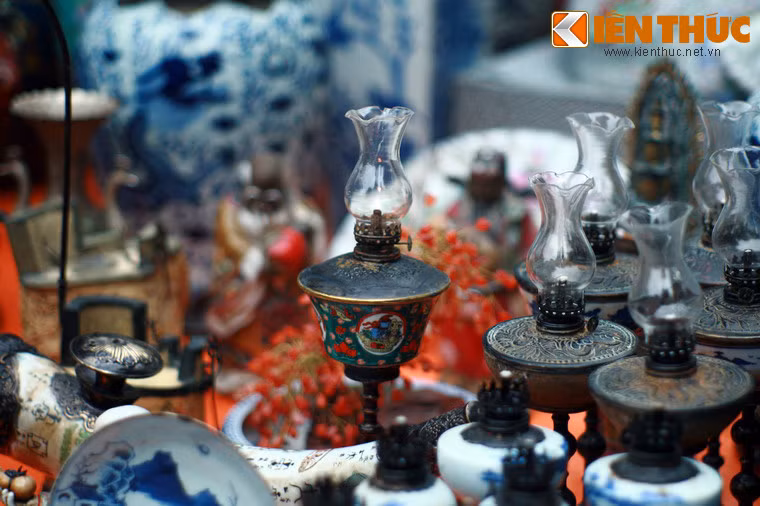 Đèn dầu cổ kiểu Trung Quốc có khá nhiều, đa dạng về kiều dáng, mẫu mã, một số chiếc có tuổi đời trên dưới 100 năm. "Khi rời khỏi Việt Nam cách đây nhiều thập niên, những người Hoa đã bán đi nhiều đèn dầu cổ với giá rất rẻ mạt" - nhà sưu tầm Nguyễn Ngọc Anh, trú tại số 30 phố Hàng Rươi, Hà Nội, cho biết.