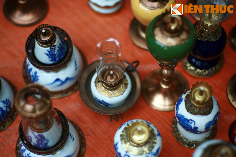 Ngày nay, khi trở thành “của hiếm”, những chiếc đèn dầu của một thời xa vắng bỗng trở thành một món đồ cổ được nhiều nhà sưu tầm săn lùng ráo riết. Từ chỗ bị bỏ đi, giá trị của chúng tăng lên gấp bội so với thời kỳ còn thịnh hành trong đời sống…