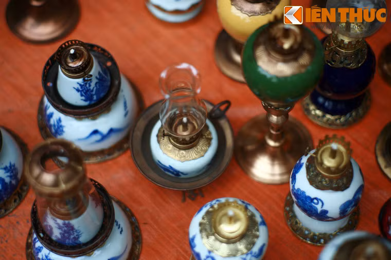 Ngày nay, khi trở thành “của hiếm”, những chiếc đèn dầu của một thời xa vắng bỗng trở thành một món đồ cổ được nhiều nhà sưu tầm săn lùng ráo riết. Từ chỗ bị bỏ đi, giá trị của chúng tăng lên gấp bội so với thời kỳ còn thịnh hành trong đời sống…