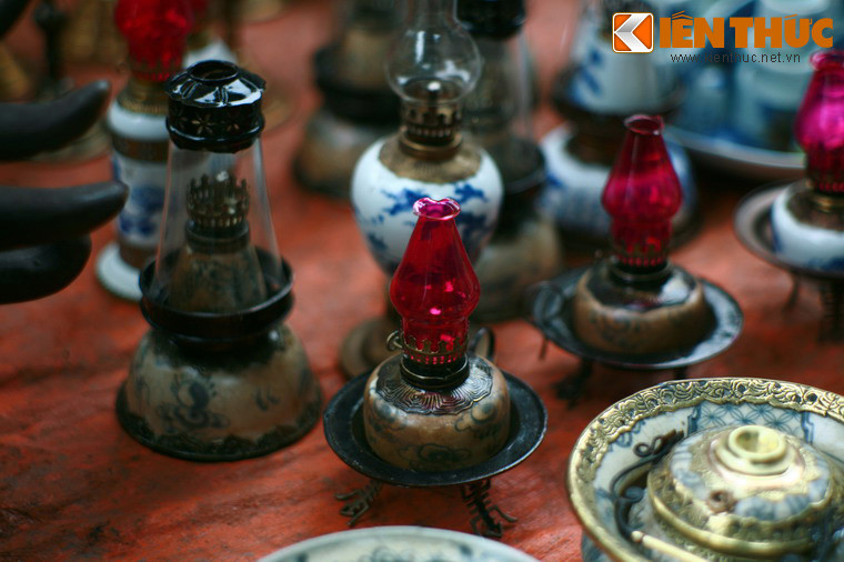 Ngày nay, tại một số gia đình và đền, chùa, đèn dầu vẫn còn được đặt trên bàn thờ để lấy lửa thắp hương trong các kì cúng lễ hay giỗ chạp. Mời quý độc giả xem video: Đi tìm Tết Việt. Nguồn: VTC14.