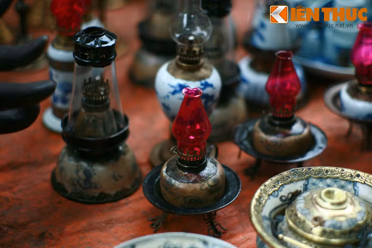 Ngày nay, tại một số gia đình và đền, chùa, đèn dầu vẫn còn được đặt trên bàn thờ để lấy lửa thắp hương trong các kì cúng lễ hay giỗ chạp. Mời quý độc giả xem video: Đi tìm Tết Việt. Nguồn: VTC14.