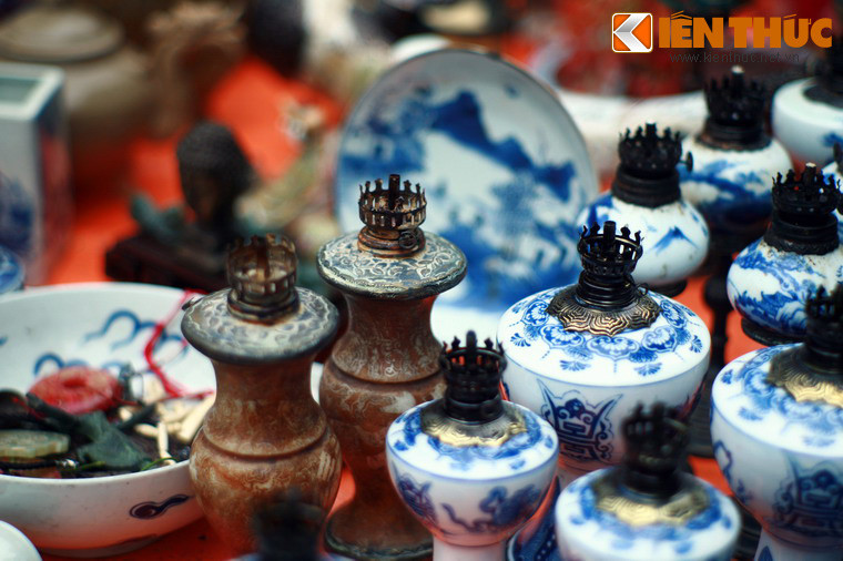 Những chiếc đèn dầu đã theo chân các nhà truyền giáo người Pháp vào Việt Nam từ những thập niên cuối thế kỷ 19. Vào thời kỳ này, chúng vẫn là một vật dụng xa xỉ chỉ dành cho những nhà giàu có.