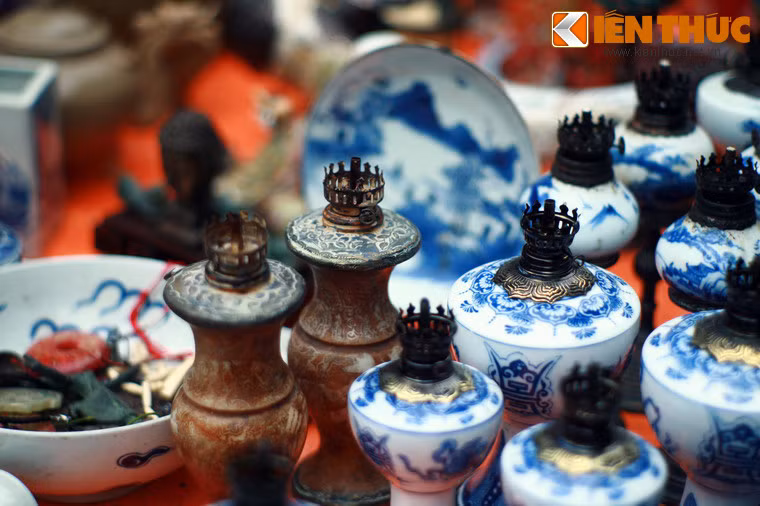 Những chiếc đèn dầu đã theo chân các nhà truyền giáo người Pháp vào Việt Nam từ những thập niên cuối thế kỷ 19. Vào thời kỳ này, chúng vẫn là một vật dụng xa xỉ chỉ dành cho những nhà giàu có.