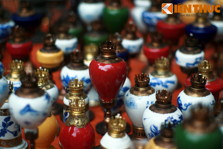 Bước sang thế kỷ 20, sự phát triển của mạng lưới điện khiến những chiếc đèn dầu không còn giữ vị trí độc tôn trong việc chiếu sáng.