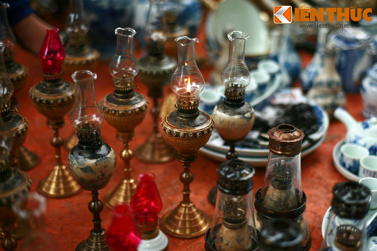 Vẻ ngoài của chiếc đèn dầu cũng phản ánh thân phận của người chủ sở hữu. Những chiếc đèn cầu kỳ, tinh xảo chỉ dành cho các gia đình khá giả, có địa vị trong xã hội. Đèn dầu "bình dân" có kiểu dáng đơn giản, mộc mạc hơn nhiều.