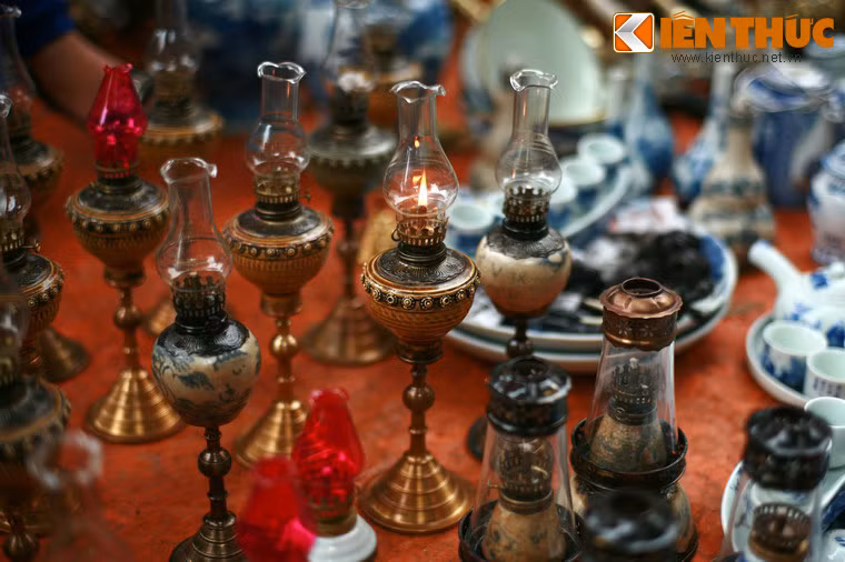 Vẻ ngoài của chiếc đèn dầu cũng phản ánh thân phận của người chủ sở hữu. Những chiếc đèn cầu kỳ, tinh xảo chỉ dành cho các gia đình khá giả, có địa vị trong xã hội. Đèn dầu "bình dân" có kiểu dáng đơn giản, mộc mạc hơn nhiều.