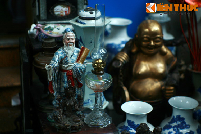 Những chiếc đèn dầu cổ có từ thời Pháp được chế tác cầu kỳ và rất hiếm, giá trị có thể từ vài triệu đến hàng chục triệu đồng. Tuy nhiên chỉ những người sưu tầm có kinh nghiệm mới xác định được đâu là đèn cổ chính hiệu, đâu là hàng giả cổ.