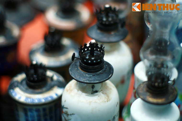 Tuy vậy, do hoàn cảnh chiến tranh cũng như những khó khăn về kinh tế, cho đến đầu thập niên 1990, những chiếc đèn dầu cổ vẫn giữ một vị trí rất quan trọng trong đời sống của người Việt Nam từ khu vực nông thôn đến thành thị.