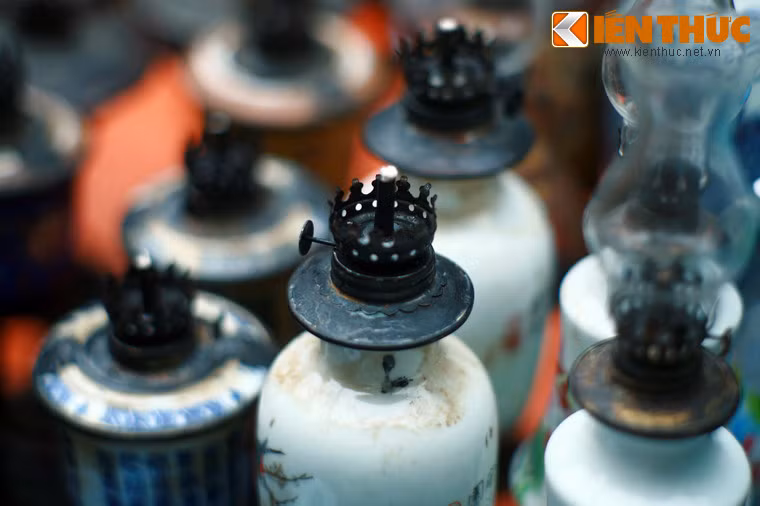 Tuy vậy, do hoàn cảnh chiến tranh cũng như những khó khăn về kinh tế, cho đến đầu thập niên 1990, những chiếc đèn dầu cổ vẫn giữ một vị trí rất quan trọng trong đời sống của người Việt Nam từ khu vực nông thôn đến thành thị.