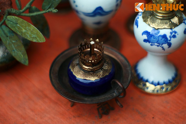 Những nhà buôn dầu đã nghĩ ra chiêu “khuyến mãi” độc đáo: mua dầu hỏa được tặng đèn. Kể từ đó đèn dầu thường được gọi là "đèn Hoa Kỳ" và trở nên phổ biến tại Việt Nam.