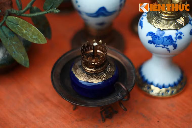 Những nhà buôn dầu đã nghĩ ra chiêu “khuyến mãi” độc đáo: mua dầu hỏa được tặng đèn. Kể từ đó đèn dầu thường được gọi là "đèn Hoa Kỳ" và trở nên phổ biến tại Việt Nam.