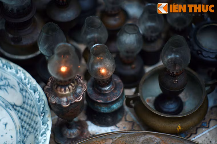 Một kiểu đèn dầu quen thuộc trong thời kỳ bao cấp ở Hà Nội. Đây là “người bạn” thân thương của mỗi gia đình khi xảy ra mất điện vào buổi tối.