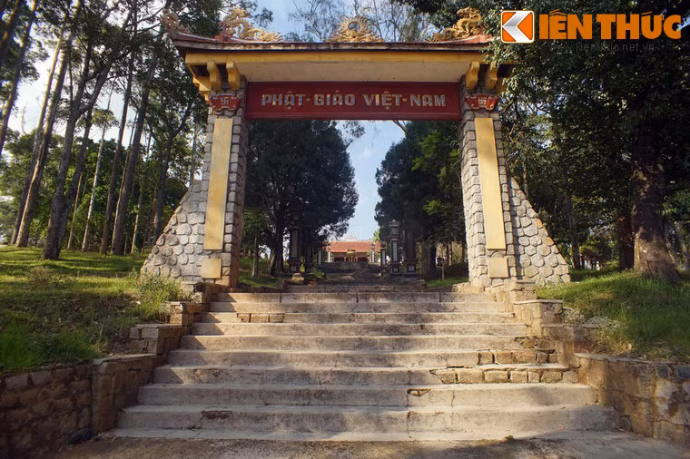 Chùa có hai cổng, một cổng dành cho người đi bộ nằm ở mặt đường Nguyễn Văn Trỗi và một cổng nằm trên sườn núi, nơi có đường dành cho ô tô, xe máy lên chùa.