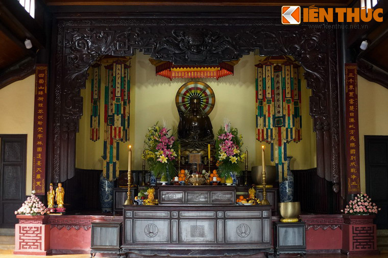 Bức tượng cao 1,70m nặng 1.250kg làm bằng đồng, đúc năm 1952.