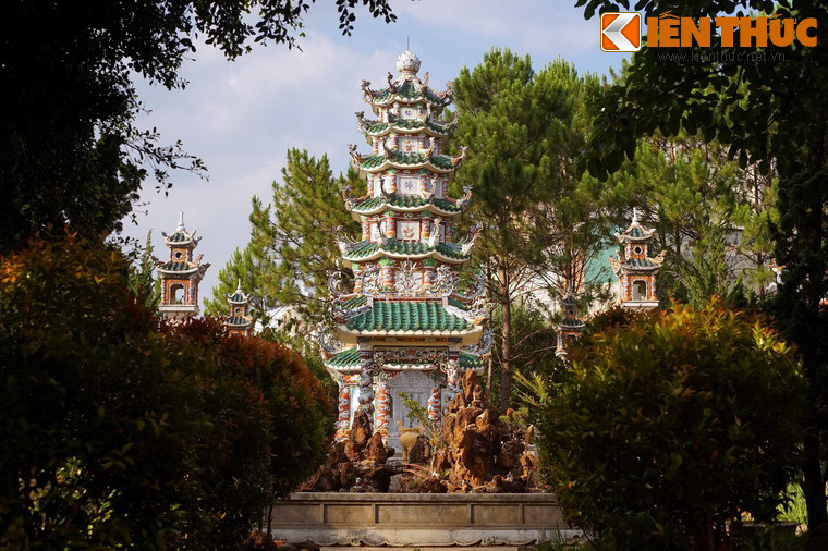 Ngôi mộ chính với tòa tháp 7 tầng cũng được trang trí bằng mảnh sành sứ.