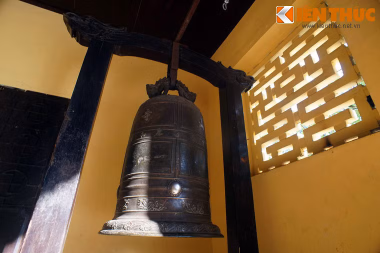 Trong chính điện còn có một đại hồng chung cũng bằng đồng, năng 700 kg, đúc năm 1958.