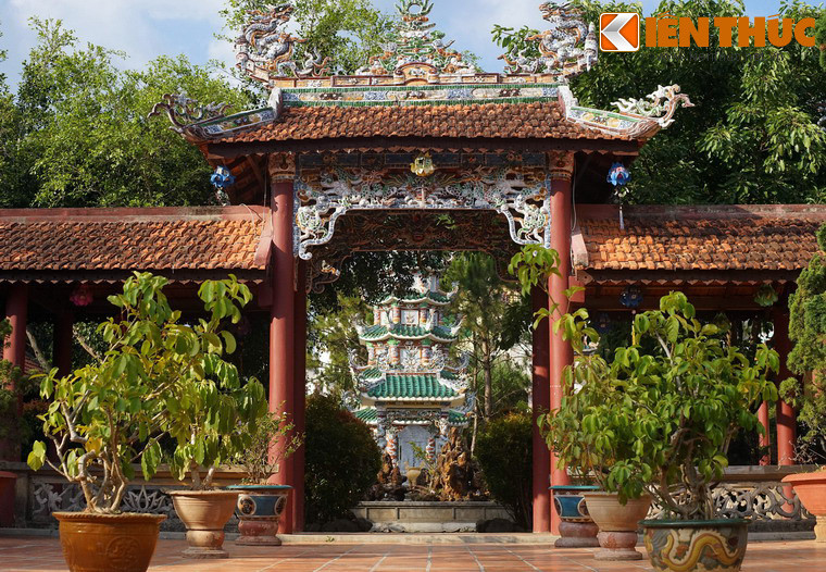 Khu tháp mộ nằm sau chính điện với cổng vào được trang trí bằng mảnh sành sứ rất tinh tế.