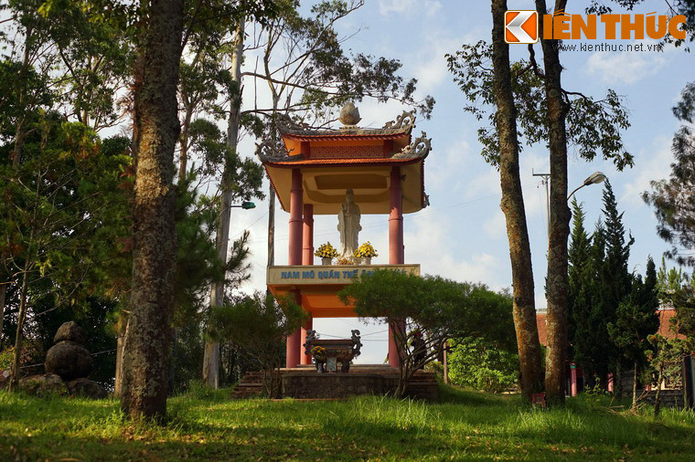 Đài thờ Quán Thế Âm Bồ Tát nằm dưới tán thông trên sườn núi trước chính điện.
