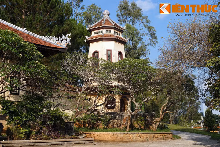 Bên phải của chính điện là một bảo tháp ba tầng hình bát giác, mái ngói, cao 4 m, là một công trình kiến trúc đặc trưng của chùa Linh Sơn.