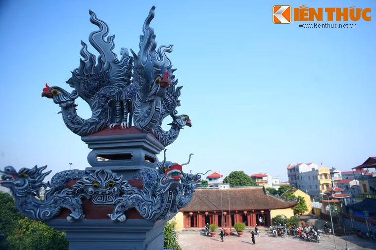 Theo sử sách, chùa được xây từ thế kỉ thứ 8. Đến thế kỉ 9, thiền sư Định Không mở rộng chùa, đặt tên chùa là Quỳnh Lâm tự, cho tạc khánh bằng đá to nổi tiếng.