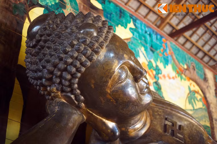 Bức tượng đã lột tả khá thành công thần thái an lạc của một bậc giác ngộ...