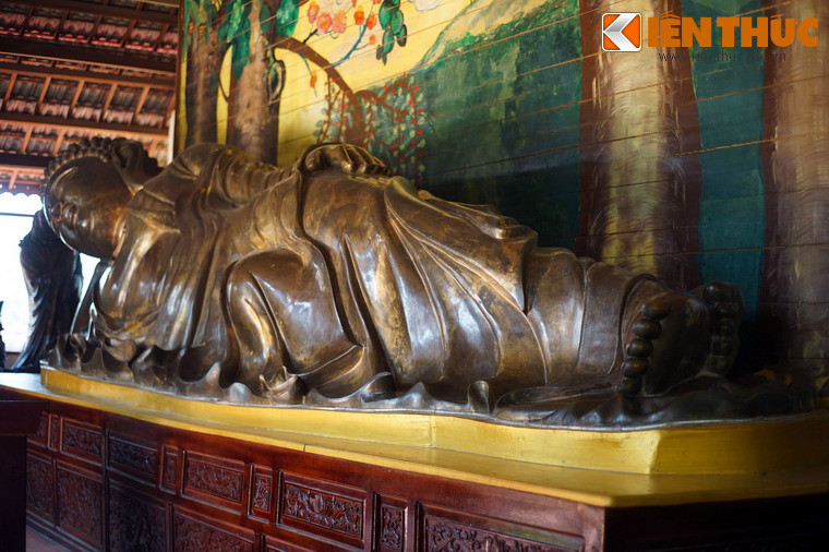 Tượng được đúc bằng đồng, có chiều dài 8 mét, đặt trên bệ làm bằng gỗ. Chiều cao từ đỉnh tượng đến mặt sàn là 2 mét.