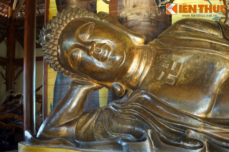 Trong tiếng Hindu, Niết bàn (Nirvana) là phân từ thụ động quá khứ của động từ nirvati với nghĩa "thổi tắt", "dập tắt" (ngọn lửa tham sân si). Vì vậy, thuật ngữ này cũng được dịch nghĩa là Diệt, Diệt tận, Diệt độ, Tịch diệt... và dịch ý là Giải thoát, Vô vi, An lạc...