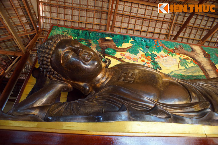 Tượng thể hiện hình ảnh Đức Phật trong tư thế nhập Niết bàn, trạng thái giác ngộ tối cao theo giáo lý của nhà Phật.