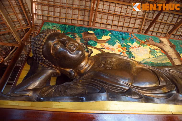 Tượng thể hiện hình ảnh Đức Phật trong tư thế nhập Niết bàn, trạng thái giác ngộ tối cao theo giáo lý của nhà Phật.