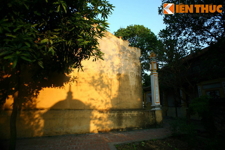 Nhờ có sự giao cảm của tình mẫu tử, nàng quăng dải yếm ra và kéo được cây vào bờ trước sự kinh ngạc của mọi người.