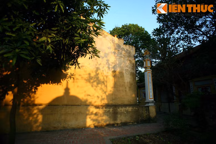 Nhờ có sự giao cảm của tình mẫu tử, nàng quăng dải yếm ra và kéo được cây vào bờ trước sự kinh ngạc của mọi người.