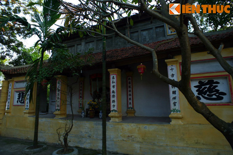 Sư Khâu Đà La đưa bé đến gửi vào một cây đa. Về sau, bị mưa bão đánh đổ xuống sông, cây trôi dạt về làng Dâu. Dân làng xô nhau ra kéo nhưng không thể đưa được cây vào bờ, Man Nương biết chuyện liền ra sông.