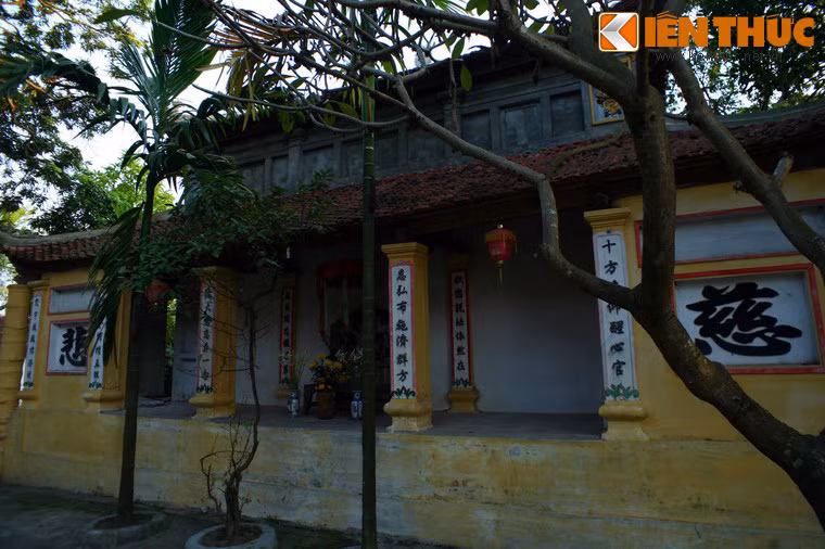 Sư Khâu Đà La đưa bé đến gửi vào một cây đa. Về sau, bị mưa bão đánh đổ xuống sông, cây trôi dạt về làng Dâu. Dân làng xô nhau ra kéo nhưng không thể đưa được cây vào bờ, Man Nương biết chuyện liền ra sông.