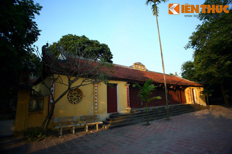 Đến đây, Khâu Đà La được một phật tử tại gia tên là Tu Định cung thỉnh ở lại. Sư đã nhận lời về nhà Tu Định ở. Tu Định sai con gái lo thắp đèn và dọn cơm cho sư. Độ một tháng sư ngỏ ý ra đi.