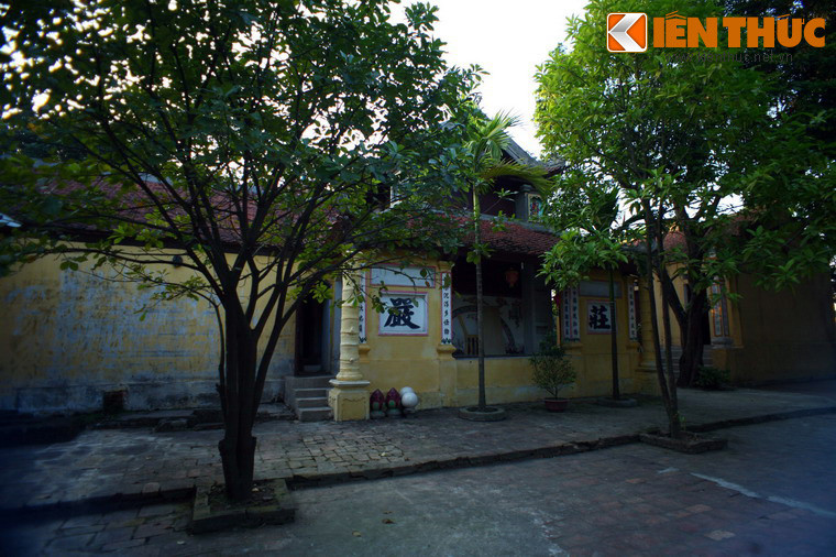 Một hôm, sau khi quét dọn cửa chùa, nàng Man Nương thiếp đi ngay lối ra vào. Đức Khâu Đà La đi giảng đạo về thấy vậy không nỡ đánh thức mà bước qua người cô. Man Nương sau đó thụ thai và 14 tháng sau sinh hạ một bé gái.