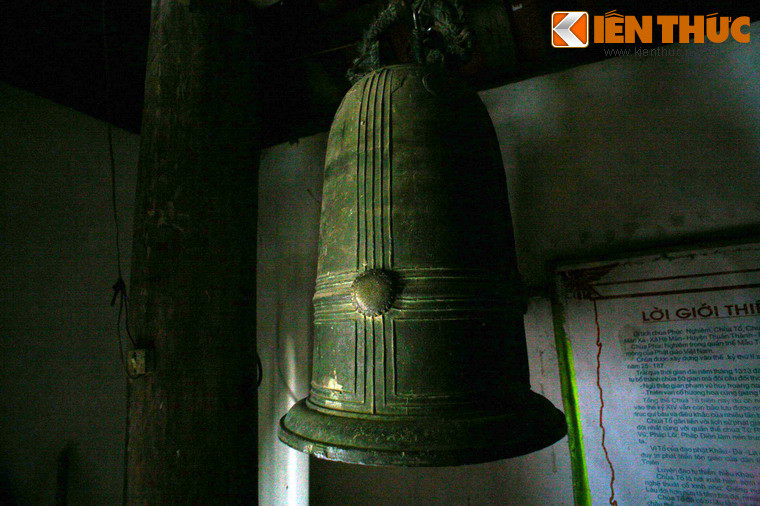 Với những huyền tích kì bí và niên đại 2.000 năm tuổi, chùa Tổ gắn liền với lịch sử Phật giáo Việt Nam. Đây cũng là nơi xuất hiện sớm nhất các công trình kiến trúc nghệ thuật cổ như giếng nước, chuông, khánh đồng, bia đá và nhiều bản khắc gỗ.