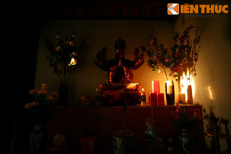 Chuyện xưa còn truyền rằng, khi tạc đến khúc giữa của cây thì rừu của những người thợ chạm vào một hòn đá. Chính là hiện thân của hài nhi được Khâu Đà La gửi gắm, hòn đá phát sáng rực rỡ. Hòn đá ấy chính là Phật Thạch Quang, được đưa về thờ tại chùa Dâu.