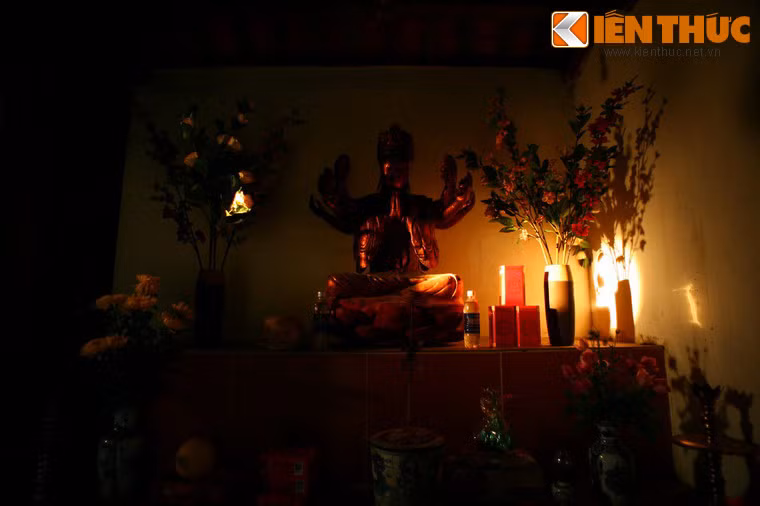 Chuyện xưa còn truyền rằng, khi tạc đến khúc giữa của cây thì rừu của những người thợ chạm vào một hòn đá. Chính là hiện thân của hài nhi được Khâu Đà La gửi gắm, hòn đá phát sáng rực rỡ. Hòn đá ấy chính là Phật Thạch Quang, được đưa về thờ tại chùa Dâu.