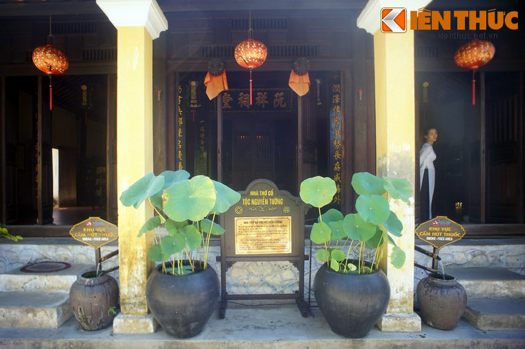 Mặt tiền nhà có hai bậc tam cấp nằm ở hai bên, một bên dành cho nam một bên dành cho nữ theo quan niệm xưa.