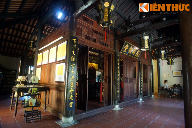 Không gian thờ cúng khép kín, quây quanh bằng vách gỗ, nằm gọn trong nhịp giữa và ba gian giữa của ngôi nhà.