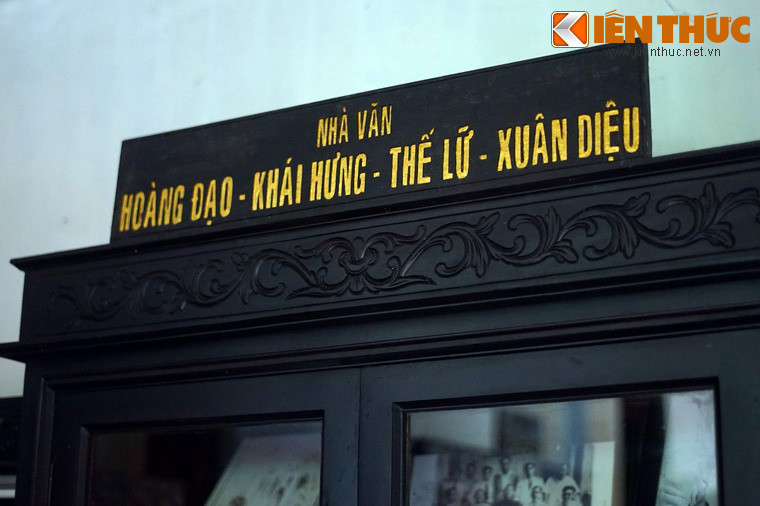 Nhiều đầu sách quý hiếm của nhóm Tự Lực Văn Đoàn được lưu giữ tại ngôi nhà, xuất phát từ việc họ Nguyễn Tường đầu thế kỷ 20 nổi danh với những cái tên: Nguyễn Tường Tam (nhà văn Nhất Linh), Nguyễn Tường Lân (nhà văn Thạch Lam) và Nguyễn Tường Long (nhà văn Hoàng Đạo), những nhân vật sáng lập nhóm Tự Lực văn đoàn.