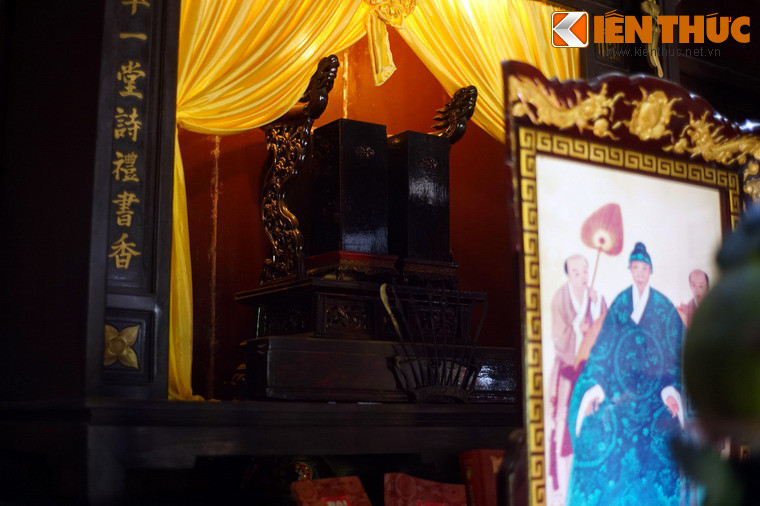 Bàn thờ trung tâm đặt ảnh thờ và bài vị của cụ Nguyễn Tường Vân (1774-1822). Cụ là một vị khai quốc công thần, từng làm đến chức Binh bộ thượng thư triều Minh Mạng.